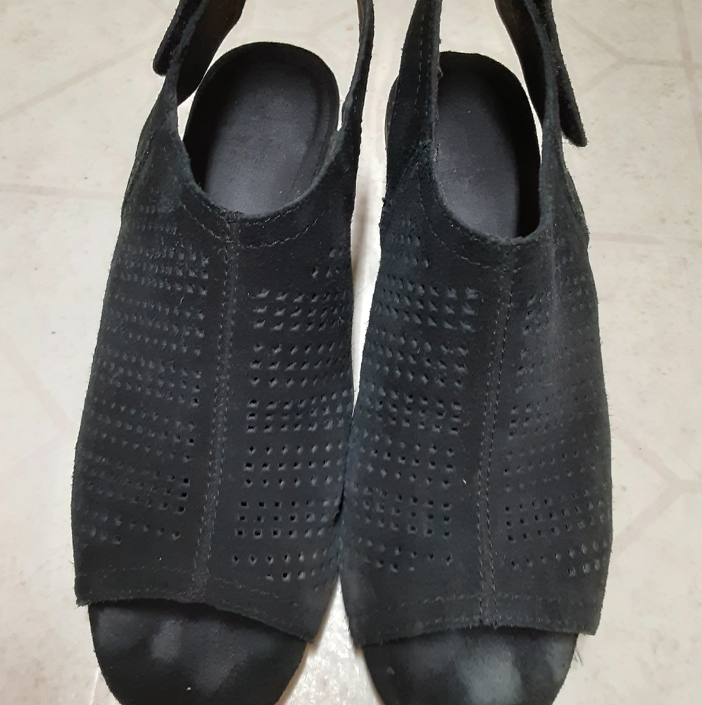 White Mountain black sandals